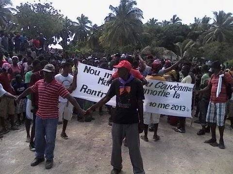 Ile a Vache demonstrators, Feb 7, 2015. Demanding: Rescind the May 10, 2013 Martelly presidential decree taking Haiti offshore island by imminent domain. Haiti is not for sale. Ile a Vache not for sale. Photo Source: FB-Mélinda Wilson 